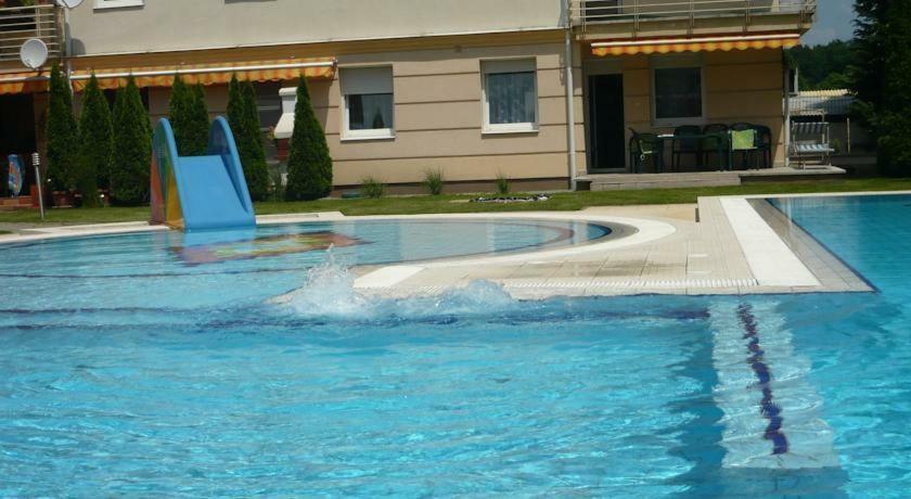 Relax Beach Apartman Hajdúszoboszló Екстериор снимка